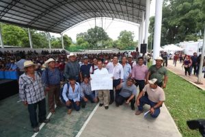 El secretario de Agricultura, Ganadería y Pesca, Marco Antonio Barba Arrocha, acompañó al gobernador Eduardo Ramírez Aguilar en la entrega de bombas aspersoras a productores del municipio de Sabanilla.