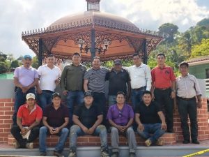 Majin Aguilar Utrilla constata avances en la remodelación del Parque Central de Amatán