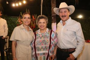 «Fue un gusto compartir con la Lic. Beatriz Paredes Rangel Embajadora del IICA una mujer con mucho conocimiento y experiencia en el tema de la agricultura tropical trabajaremos por un bien común, la prosperidad de las mujeres del campo»: Vero Morales presidenta del voluntariado Semillas de Esperanza