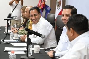 La secretaria general de Gobierno y Mediación, Dulce Rodríguez Ovando, participó junto al gobernador Eduardo Ramírez en la reunión de trabajo para fortalecer la Estrategia Estatal de Prevención y Atención ante la temporada de lluvias y ciclones tropicales 2026, realizada en la Escuela Nacional de Protección Civil Campus Chiapas.