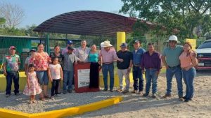 Alcalde Victor Manuel Lopez Jimenez y pobladores Inauguran pavimentación de calle con concreto hidráulico en colonia Emiliano Zapata