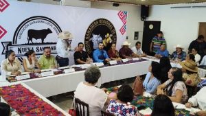 Integrantes de ganadera Nueva Santander sostienen una reunión con autoridades estatales y locales