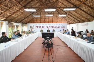 La secretaria general de Gobierno y Mediación, Dulce Rodríguez Ovando , participó este lunes en la Mesa de Paz Chiapas, encabezada por el gobernador Eduardo Ramírez, dando inicio a una nueva semana de trabajo coordinado entre instituciones para dar seguimiento a los temas prioritarios en materia de seguridad, gobernabilidad y atención regional.