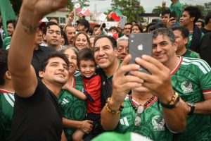 *Festeja Eduardo Ramírez con afición chiapaneca el triunfo de México en el Mundial*