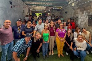 La secretaria general de Gobierno y Mediación, Dulce Rodríguez Ovando, acompañó al fiscal general del Estado, Jorge Luis Llaven Abarca, en la instalación del Comité Ciudadano de Prevención Social de la Violencia en la colonia Insurgentes, de Tuxtla Gutiérrez, como parte de las acciones orientadas a fortalecer la organización comunitaria y la cultura de la prevención.