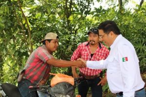 Darinel Cruz Bernal continúa su paso firme por comunidades de Pichucalco