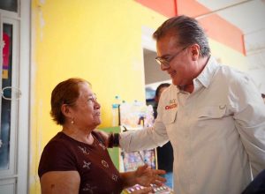Paco Chacón lleva comedor móvil a Plan de Ayala