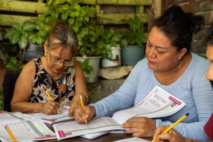 *Ya no somos las mismas: nuera y suegra hacen de la alfabetización una transformación familiar*