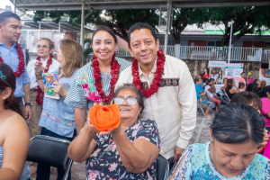 En la Feria de la Prevención realizada en la colonia Azteca de Tuxtla Gutiérrez, pedimos a las familias mantener comunicación en casa, fomentar valores y ayudarnos a prevenir el consumo de alcohol y drogas, la violencia de género y los suicidios.
