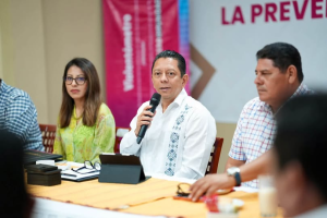 Junto a la directora del Instituto Registral del Estado, Adriana Ramos, nos reunimos con alcaldesas y alcaldes de las regiones Istmo-Costa y Soconusco para fortalecer las acciones de prevención. Les pedí sumarse a la estrategia “Prevenir para el Buen Vivir”, sobre todo para combatir el delito de violencia familiar, así como generar acciones que empoderen a las mujeres desde sus ayuntamientos, en concordancia con la política pública del gobernador Eduardo Ramírez.