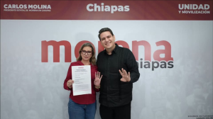 María Guadalupe López Camacho saludó al dirigente del MORENA Carlos Molina a quien reconoció el arduo trabajo que ha realizado.