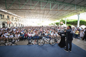 *Eduardo Ramírez entrega apoyos de Bicis que Transforman a estudiantes de Tuxtla Gutiérrez*
